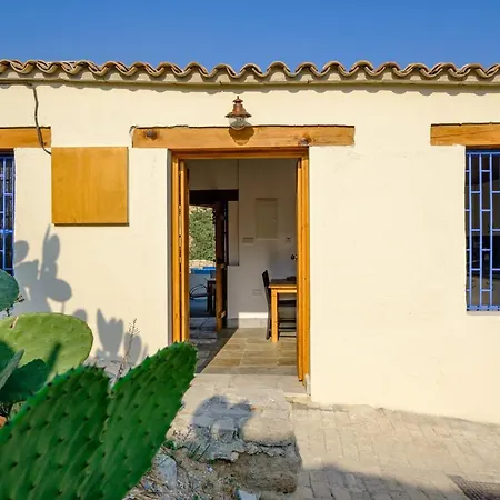 Villa Aphrodite Traditional With Swimjacuzzi